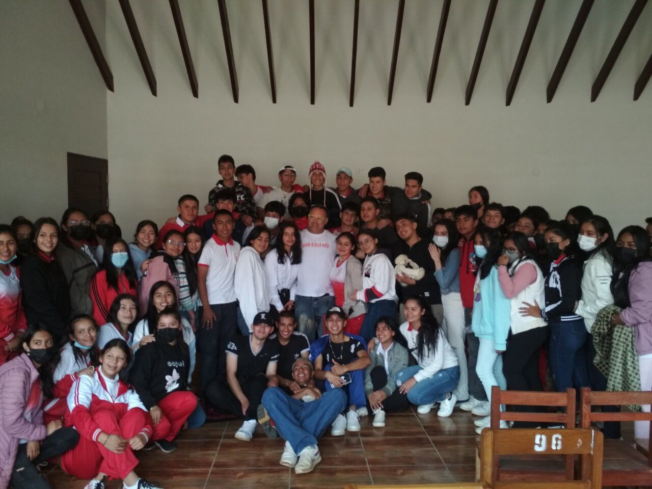 Grupo de estudiantes en una escuela de Vallegrande