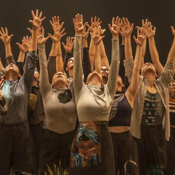 Bailarines de flamenco levantando las manos en un espectáculo