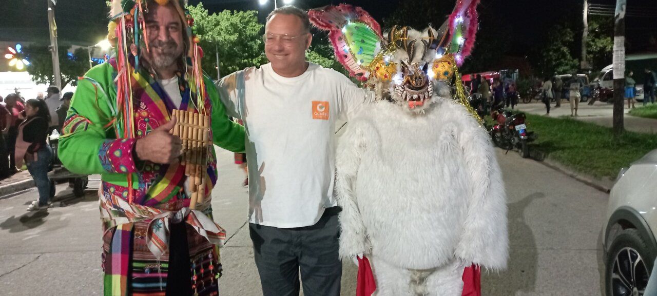 Hombres con trajes tradicionales andinos en un evento solidario
