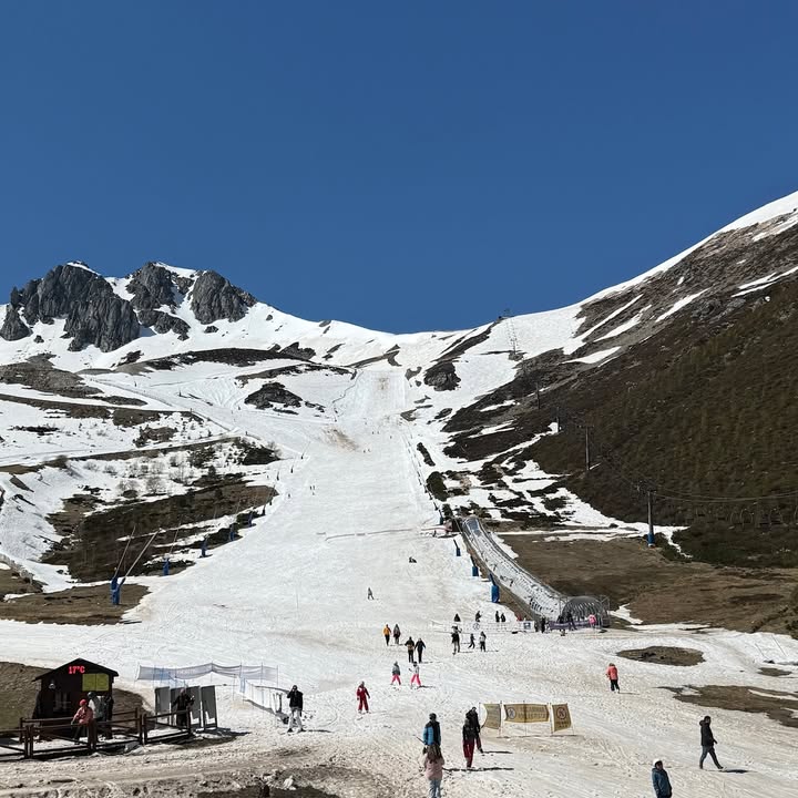 Vista de una estación de esquí con esquiadores en la nieve
