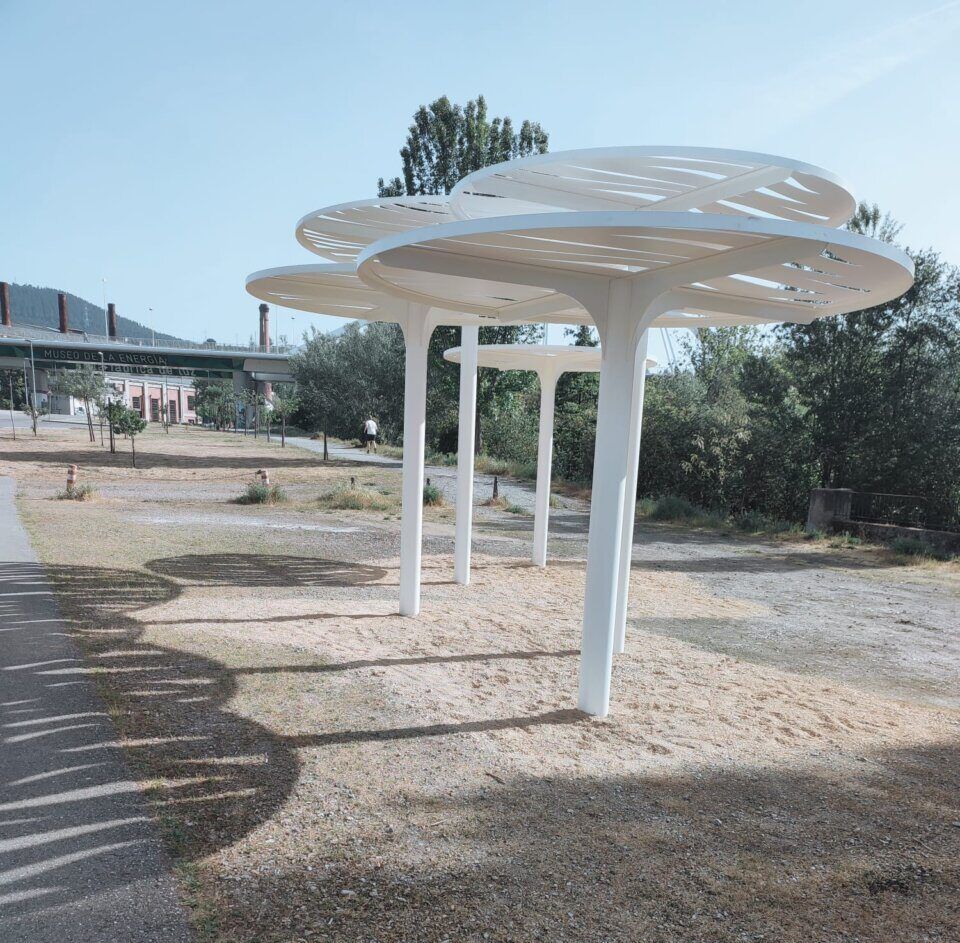 Estructuras de sombra en el Parque de La Concordia en Ponferrada