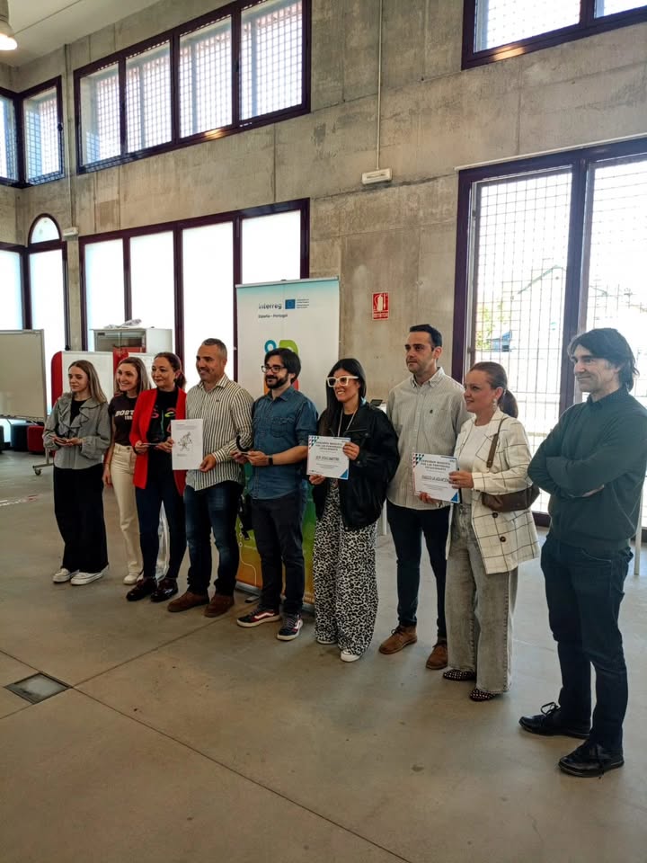 Grupo de personas en el Fab Lab de Ponferrada con diplomas de concurso de diseño.