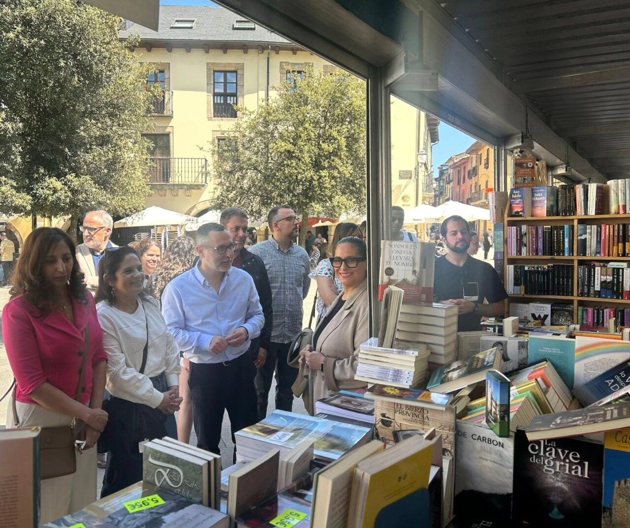 Visitantes observan libros en la Feria del Libro de Ponferrada.