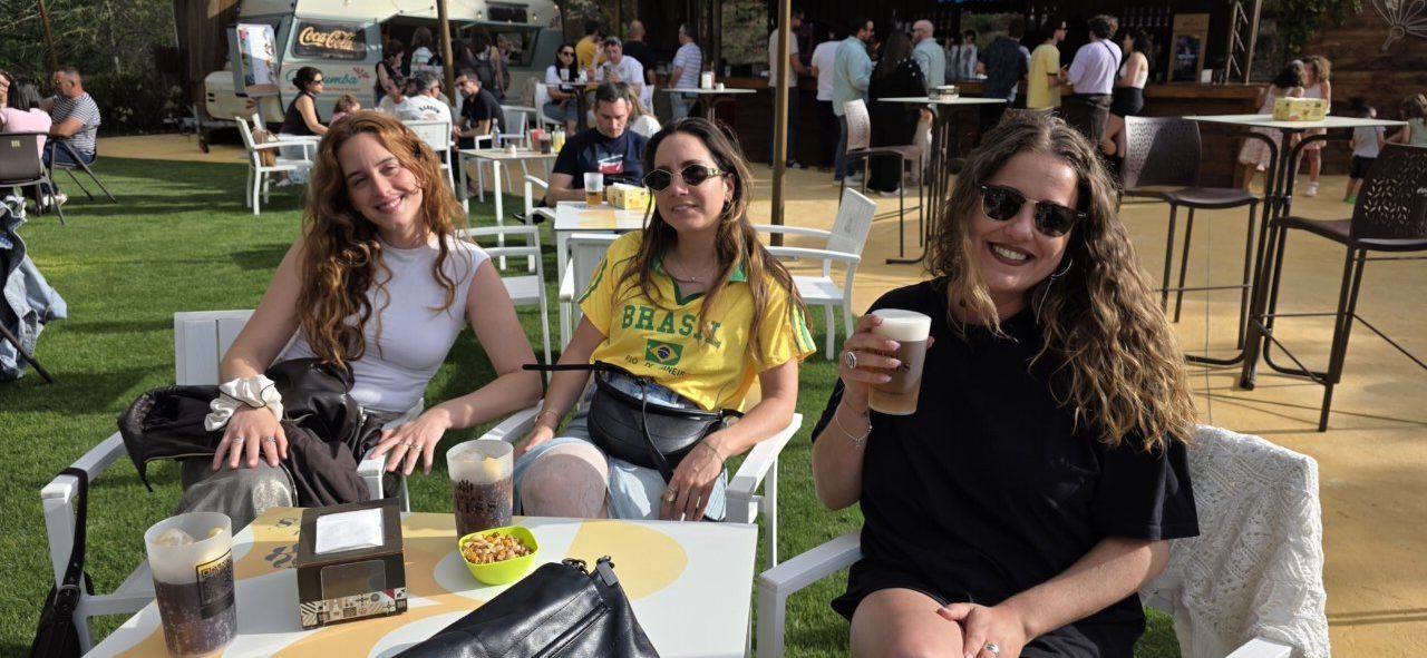 Tres mujeres disfrutando en el Festival Musicamino en Malumba
