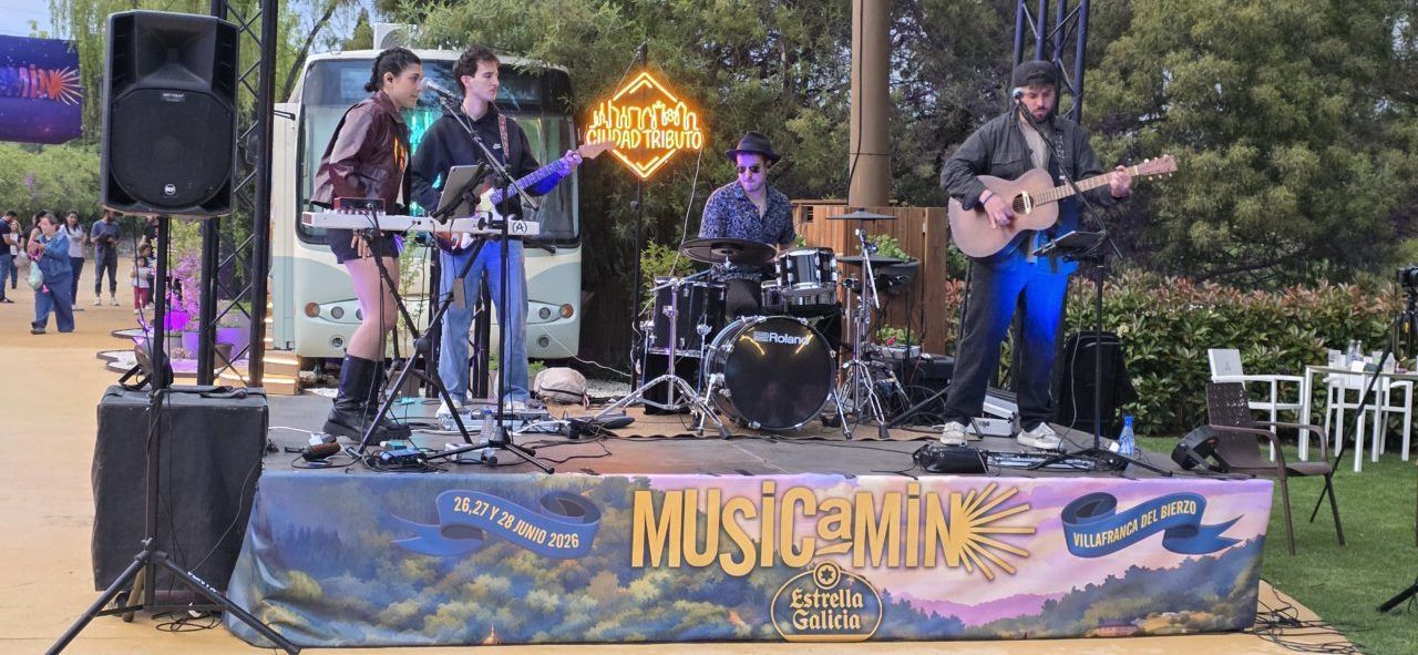 Músicos en el escenario del Festival Musicamino en Malumba