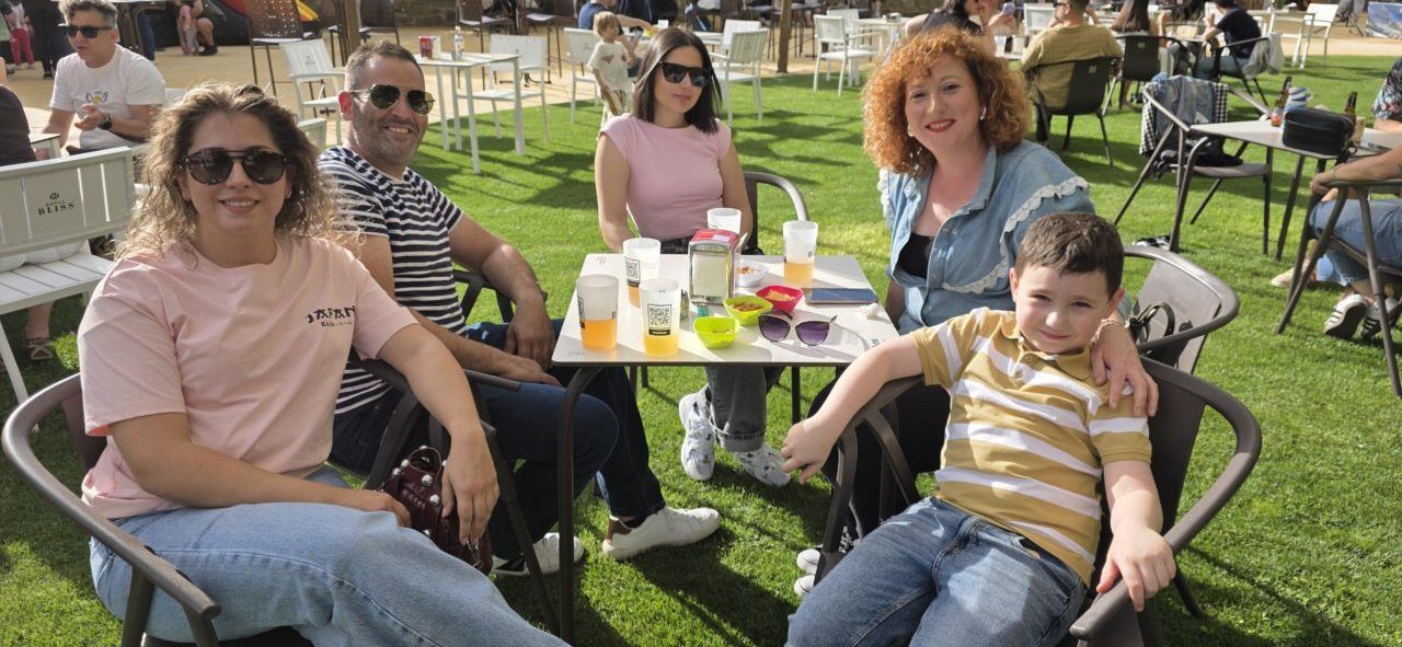 Grupo de personas disfrutando en el Festival Musicamino en Malumba