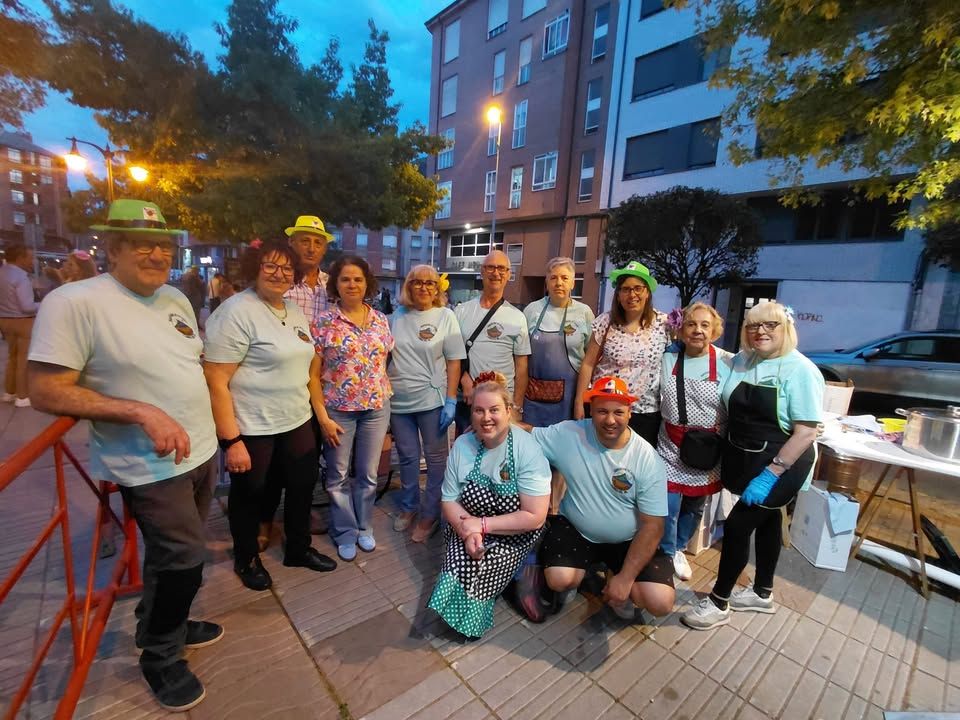 Grupo de personas en la Fiesta de la Primavera en Flores del Sil
