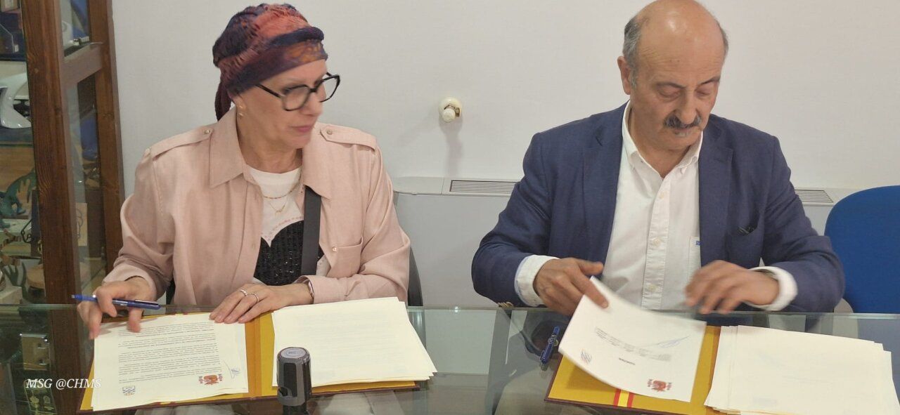 José Antonio Quiroga y María Paz Martínez firmando un convenio de colaboración