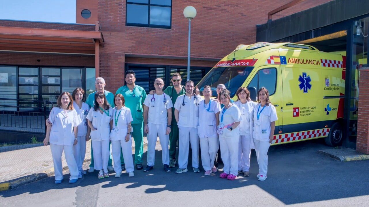 Equipo del Servicio de Urgencias de la Gasbi posando frente a una ambulancia