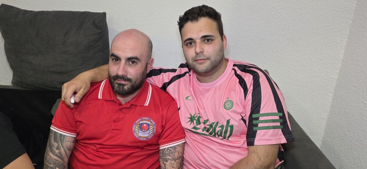Víctor y Javi, campeones del Open Ciudad de Ponferrada, posando juntos.