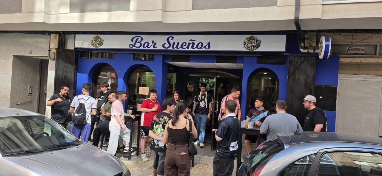 Grupo de personas en la entrada del Bar Sueños durante el Open Ciudad de Ponferrada