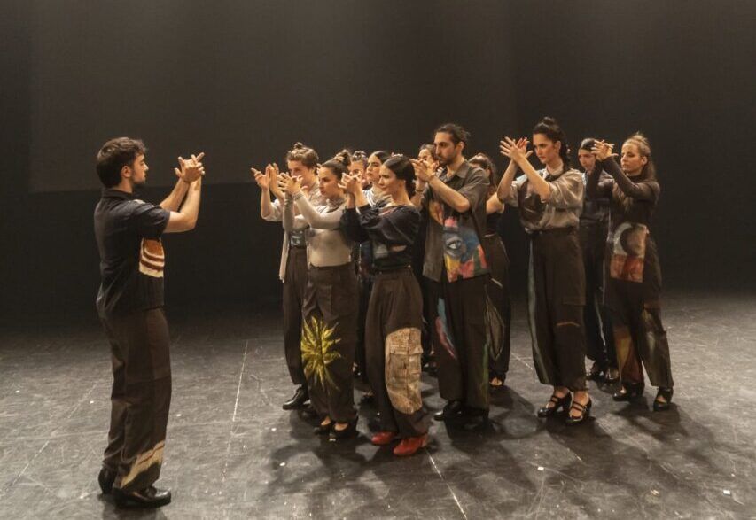 Bailarines en escena durante el espectáculo Fronteras en el aire