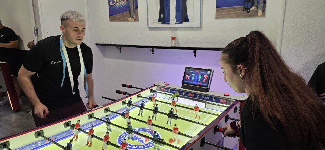 Jugadores compitiendo en un torneo de futbolín en Ponferrada
