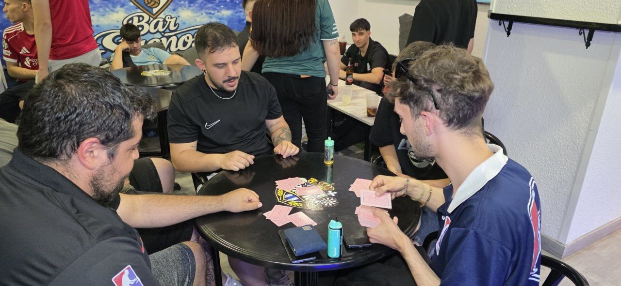 Jugadores compitiendo en el Open Ciudad de Ponferrada en el Bar Sueños