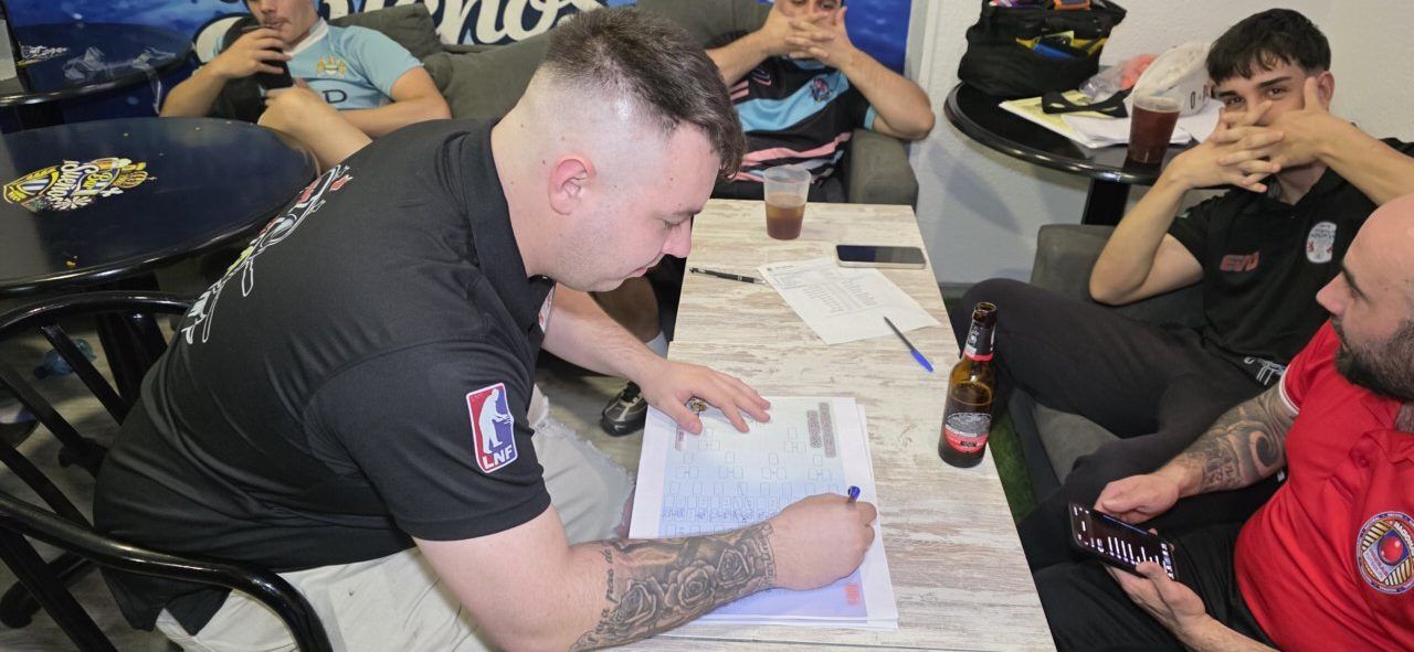 Jugadores en el Bar Sueños durante el Open Ciudad de Ponferrada de futbolín