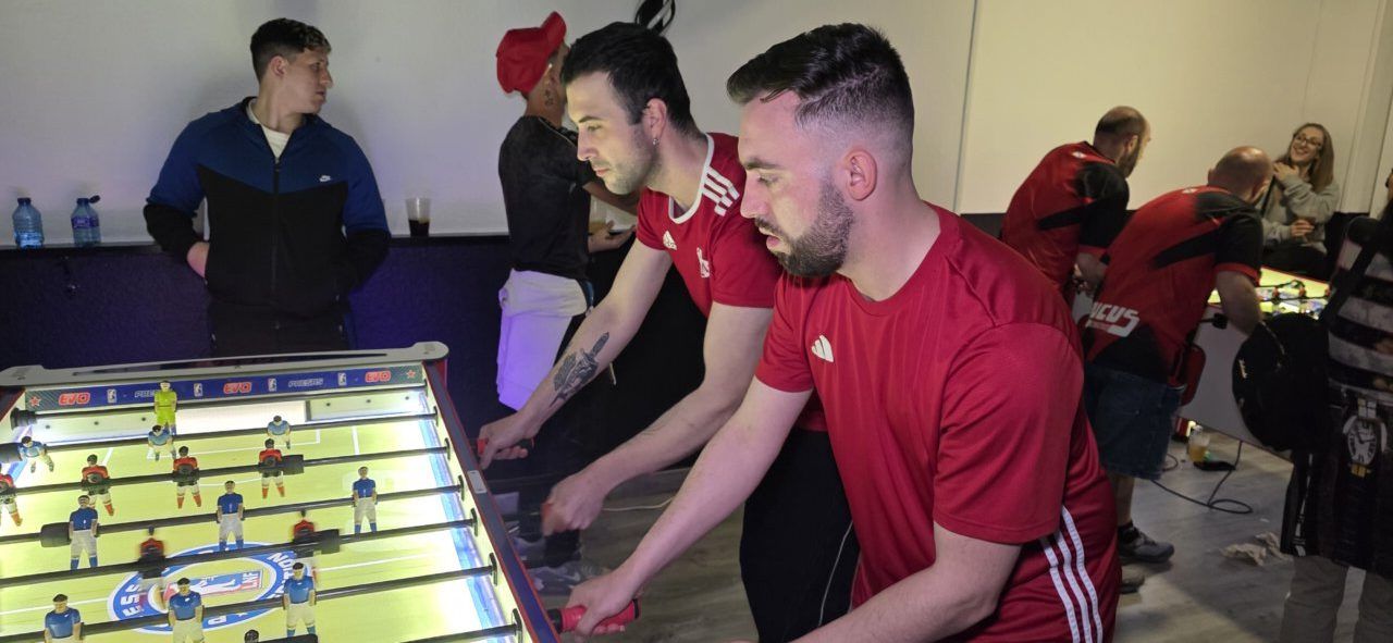 Víctor y Javi compitiendo en el Open Ciudad de Ponferrada de futbolín