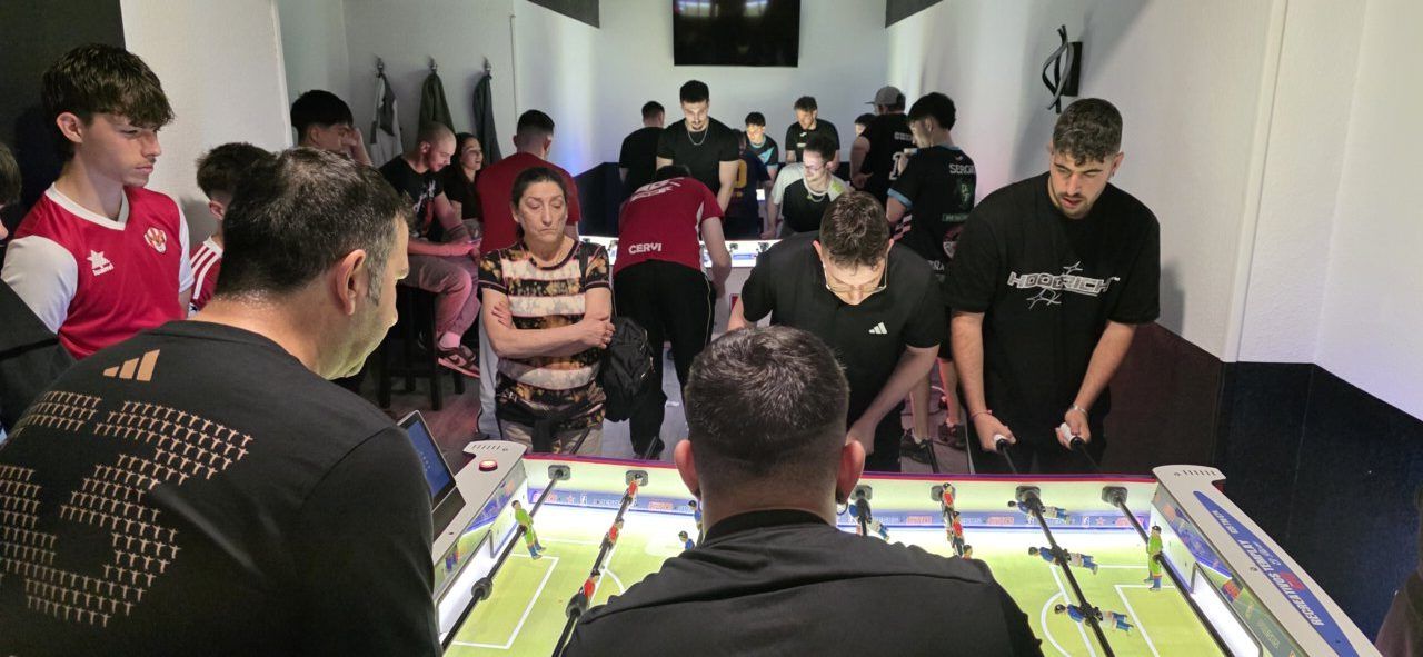 Jugadores compitiendo en un torneo de futbolín en Ponferrada