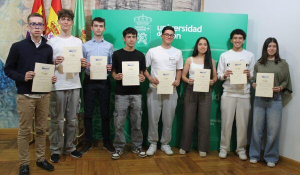 Estudiantes posando con diplomas de la Olimpiada de Física 2026
