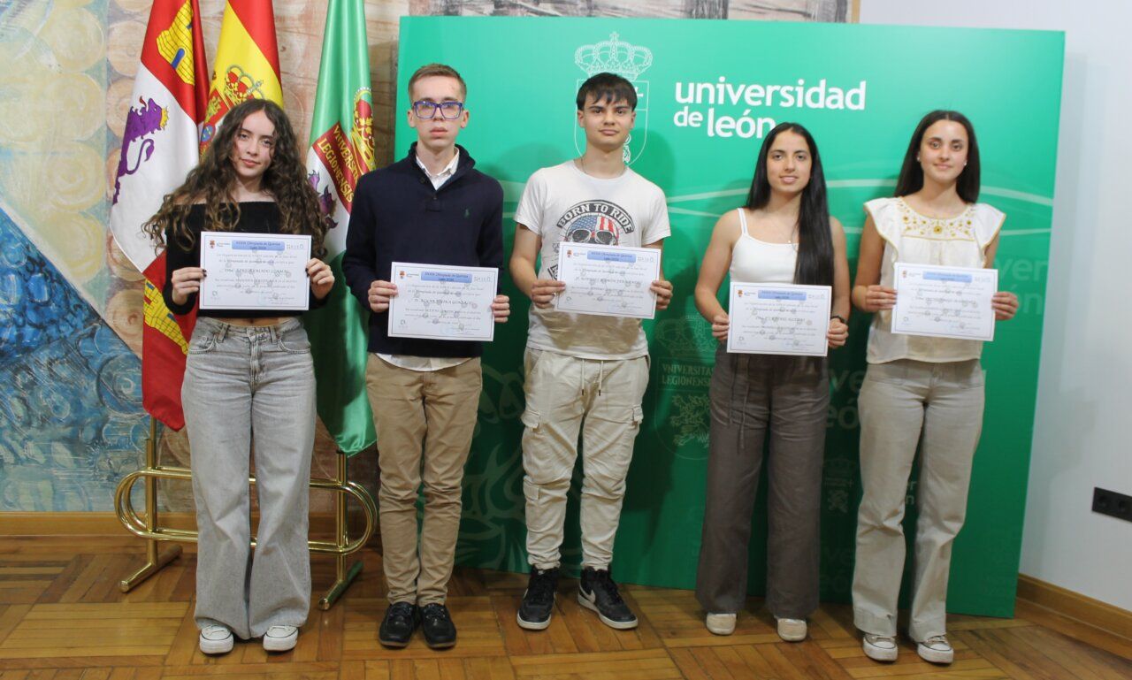 Estudiantes sosteniendo diplomas en la Universidad de León