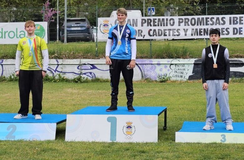 Tres jóvenes arqueros en el podio tras una competición de tiro con arco