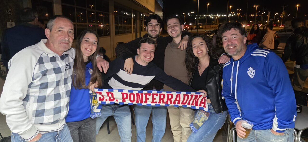 Grupo de aficionados de la S.D. Ponferradina posando juntos