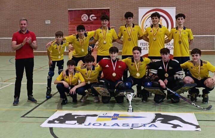Equipo juvenil de hockey de la Ponferradina con medallas en el torneo