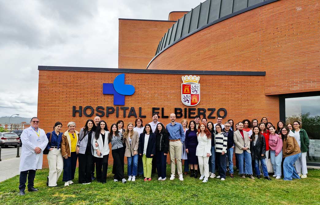 Foto de grupo en el homenaje a enfermeras internas residentes en el Hospital El Bierzo