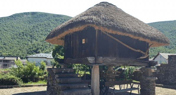 Hórreo tradicional en Caboalles de Arriba con techo de paja