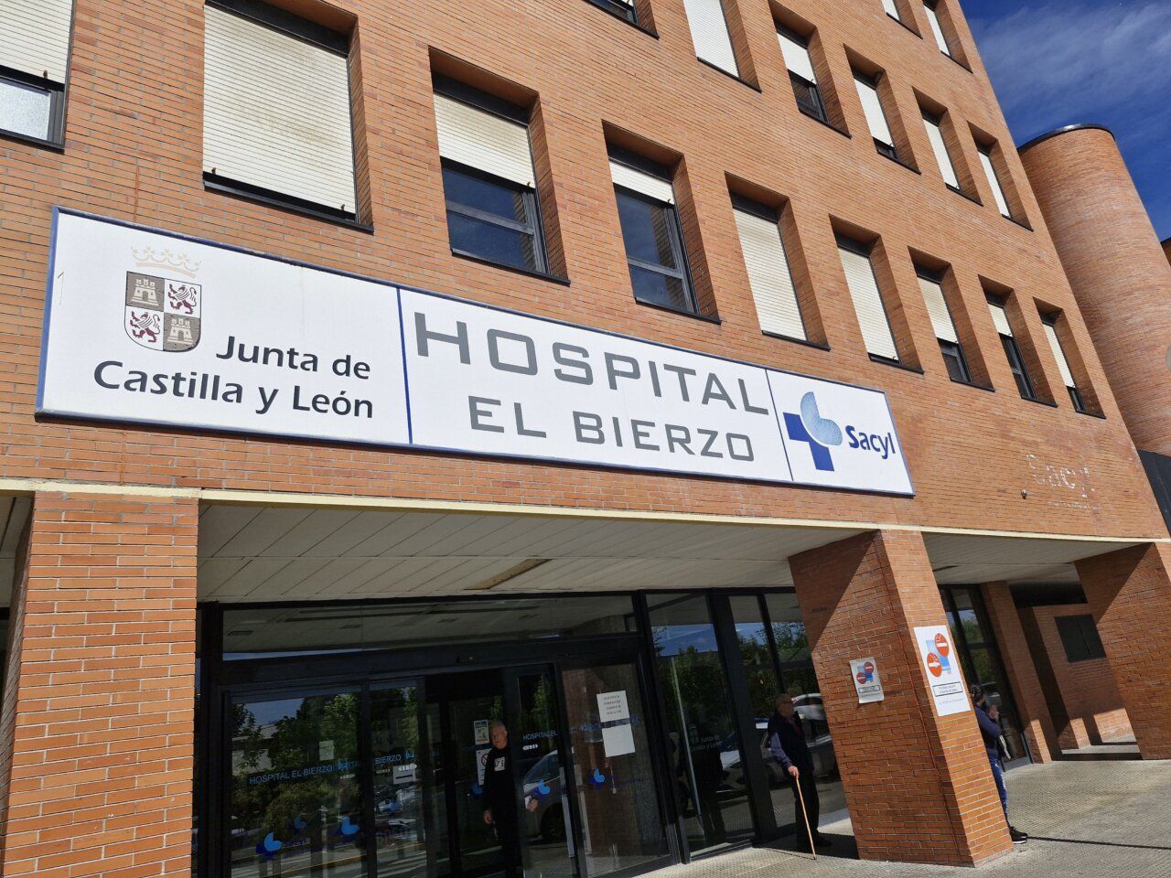 Fachada del Hospital El Bierzo con su letrero y logo de Sacy