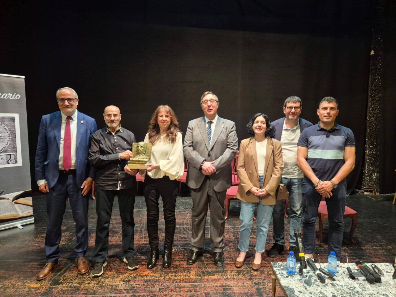 Grupo de personas en la I Gala de la Literatura Berciana con un premio