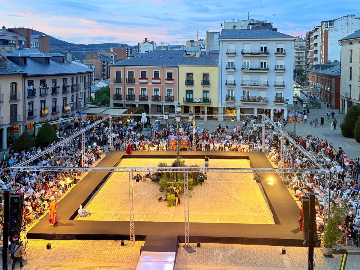 Desfile de moda en la Plaza del Ayuntamiento de Ponferrada con gran afluencia de público.
