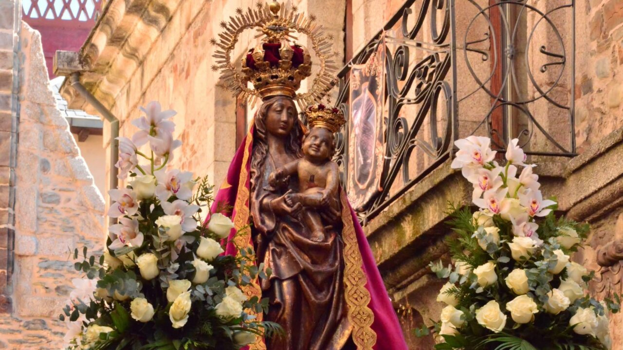 Estatua de la Virgen con el Niño en la procesión de Semana Santa en Ponferrada