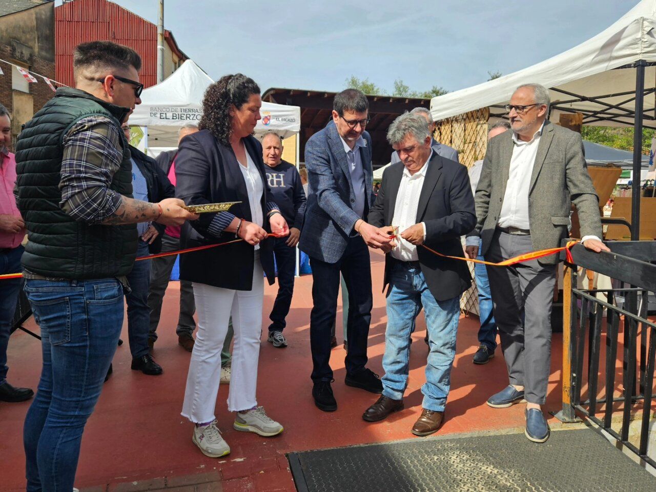 Inauguración de la II Feria Multisectorial en Torre del Bierzo con autoridades presentes.