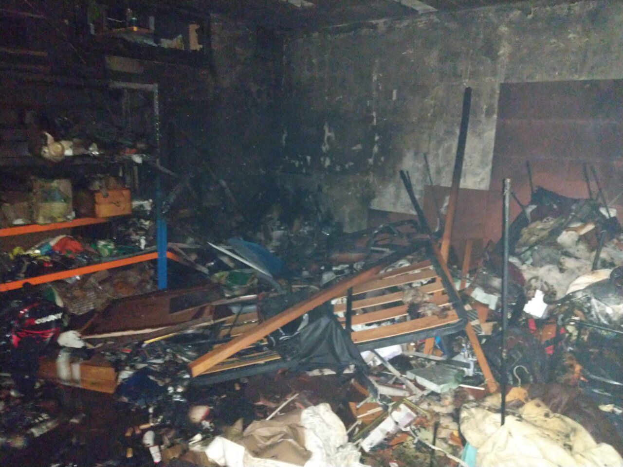 Sótano afectado por incendio en vivienda en Albares de la Ribera