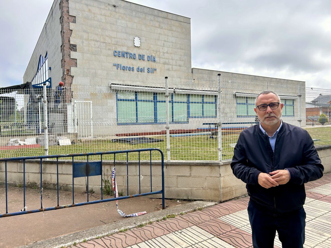 Concejal de Urbanismo junto al Centro de Día de Flores del Sil