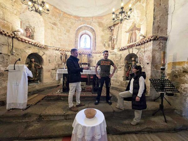 Interior de la iglesia Santa María de Vizbayo con personas conversando