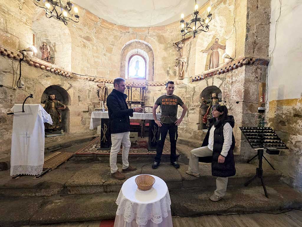 Interior de la iglesia Santa María de Vizbayo con personas conversando