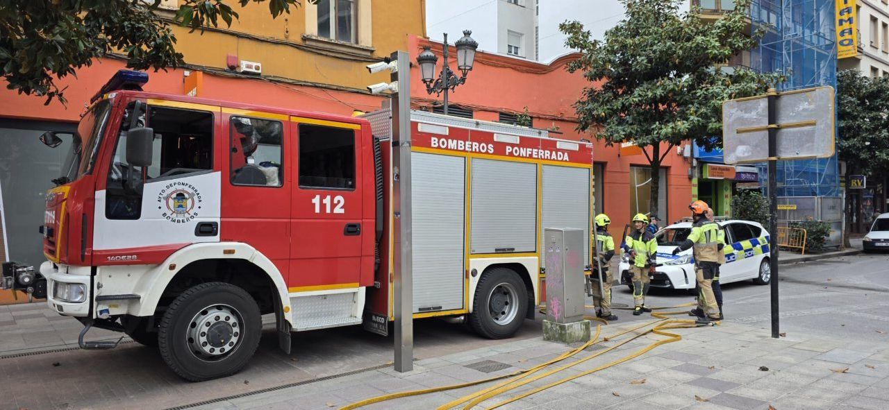Camión de bomberos y agentes de policía en Ponferrada tras un derrame de gasolina