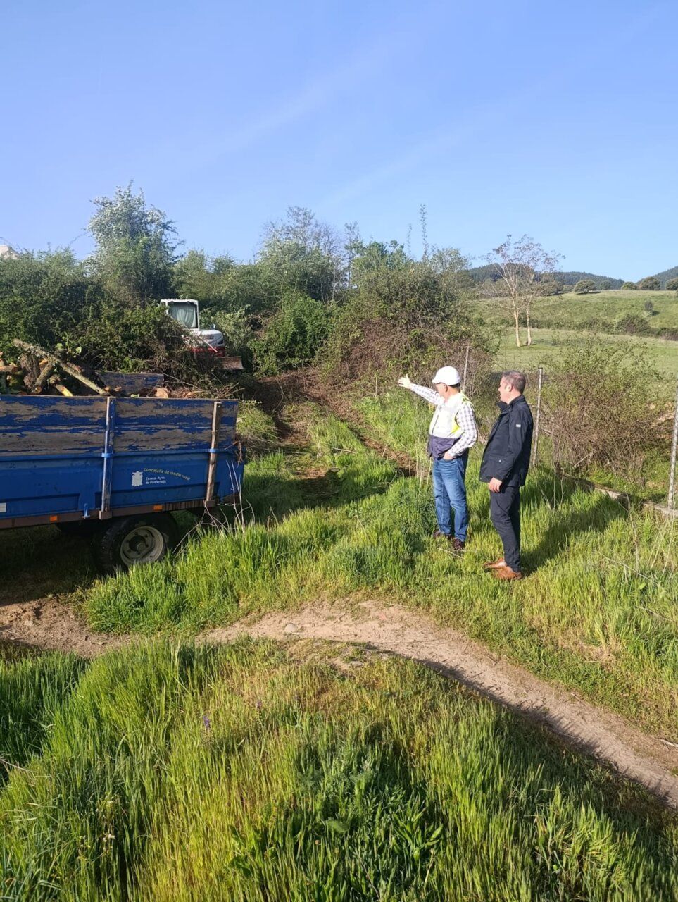 Técnico municipal e Iván Alonso supervisando el saneamiento en Puente Boeza