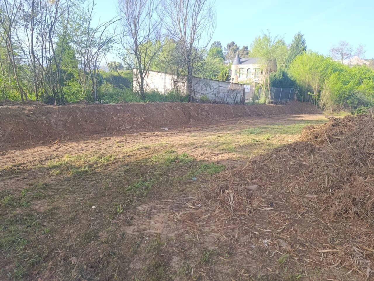 Espacio intervenido en Puente Boeza con vegetación y terreno preparado