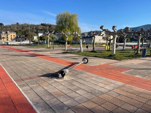 Farola caída en el parque de Toreno tras actos de vandalismo