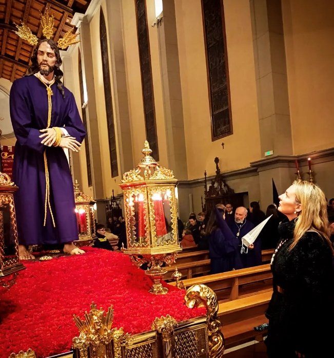 Estatua de Jesús del Amor más Grande durante la procesión en Ponferrada