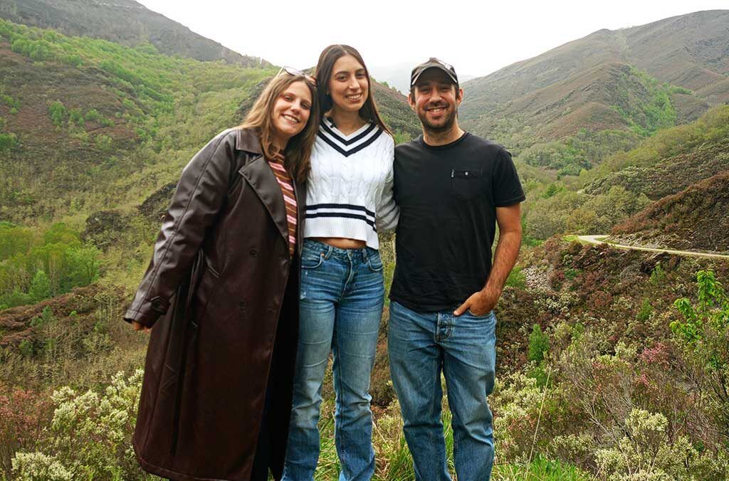 Tres jóvenes posando en el meandro del río Selmo rodeados de naturaleza