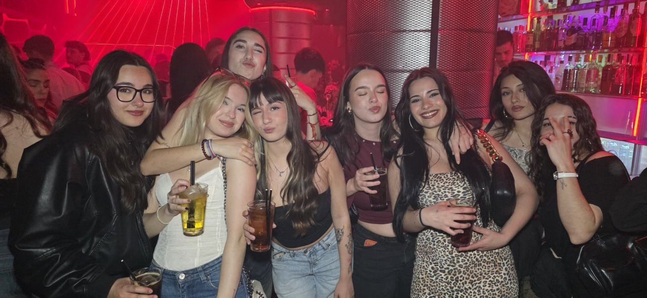 Grupo de amigas disfrutando en una fiesta en Ponferrada