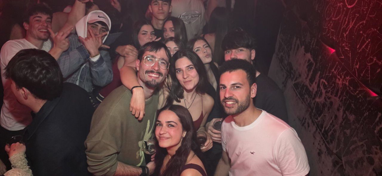 Grupo de amigos celebrando en una fiesta durante Jueves Santo en Ponferrada.