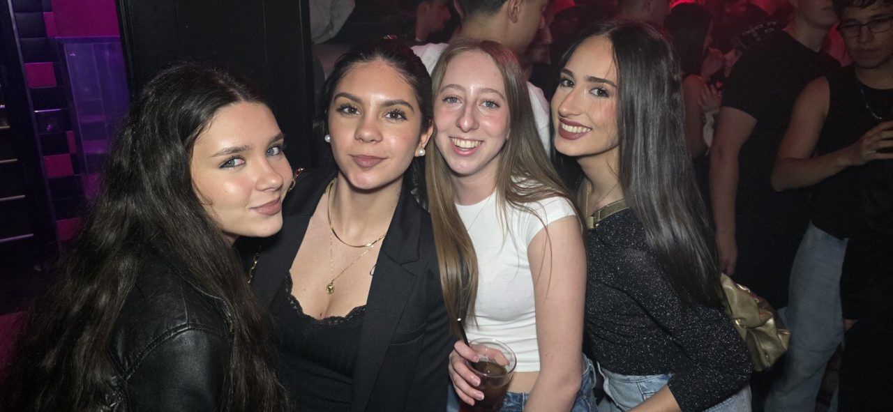 Grupo de amigas disfrutando en una fiesta durante Jueves Santo en Ponferrada