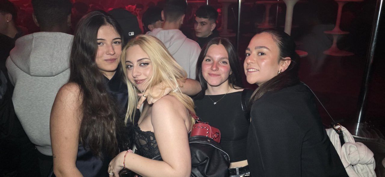 Grupo de amigas disfrutando en una fiesta en Ponferrada