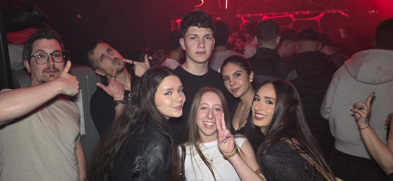 Grupo de amigos disfrutando de una fiesta en Ponferrada