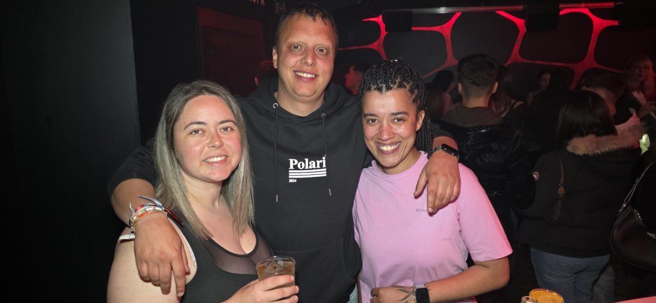 Grupo de amigos disfrutando en una fiesta en Ponferrada durante Jueves Santo