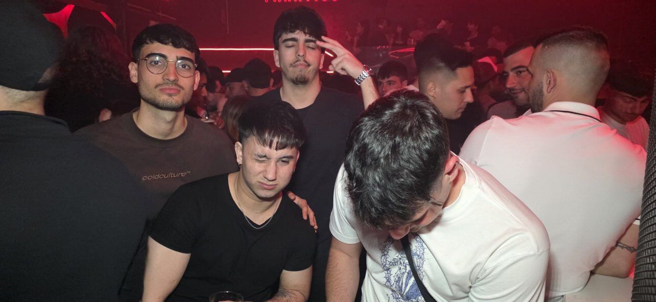 Grupo de amigos disfrutando en una fiesta nocturna en Ponferrada